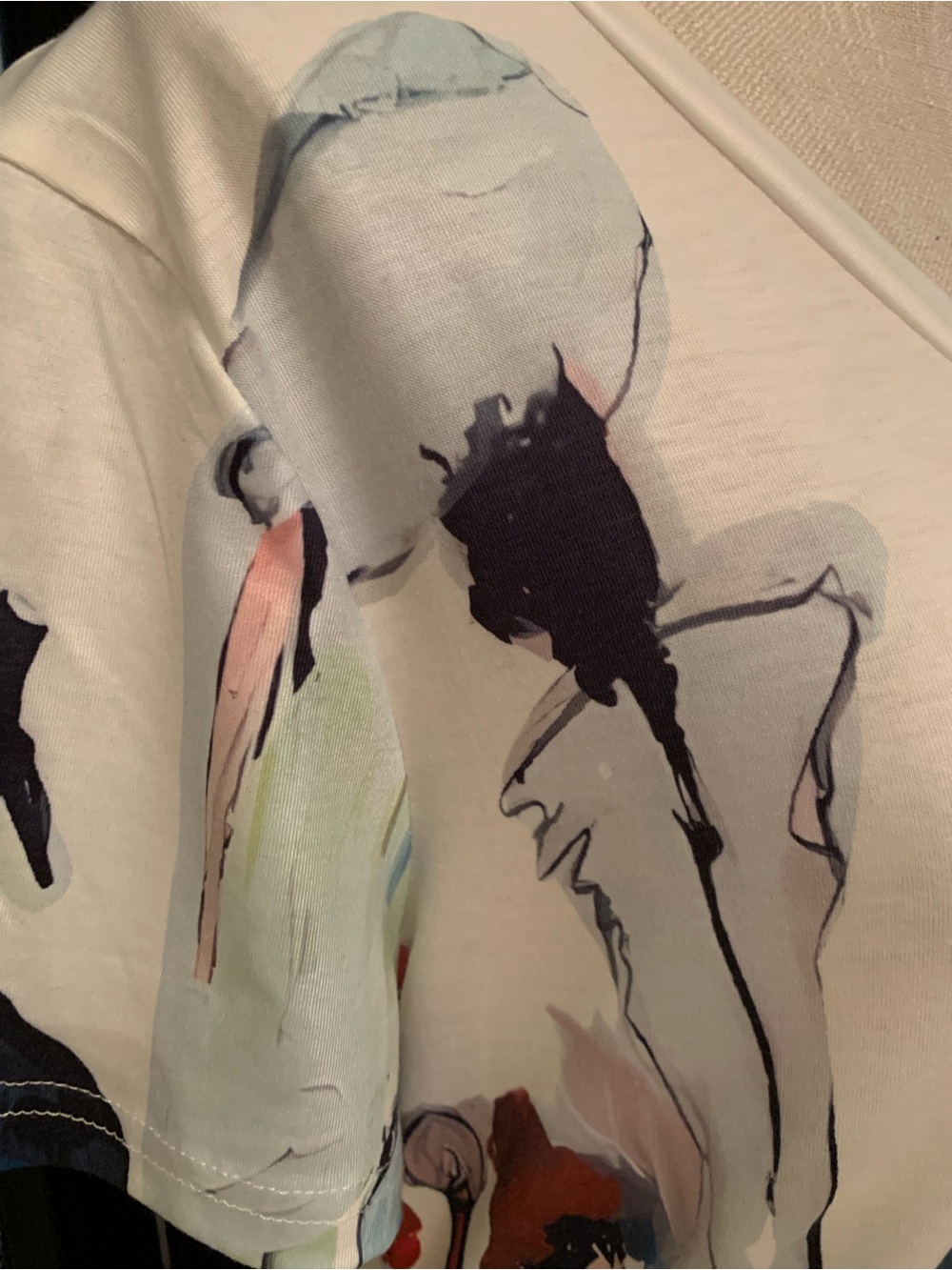 SHEIN ABSTRACT ART V-NECK TEE. NWOT. EXCELLENT CONDITION! NEVER WORN. - Picture 3 of 10